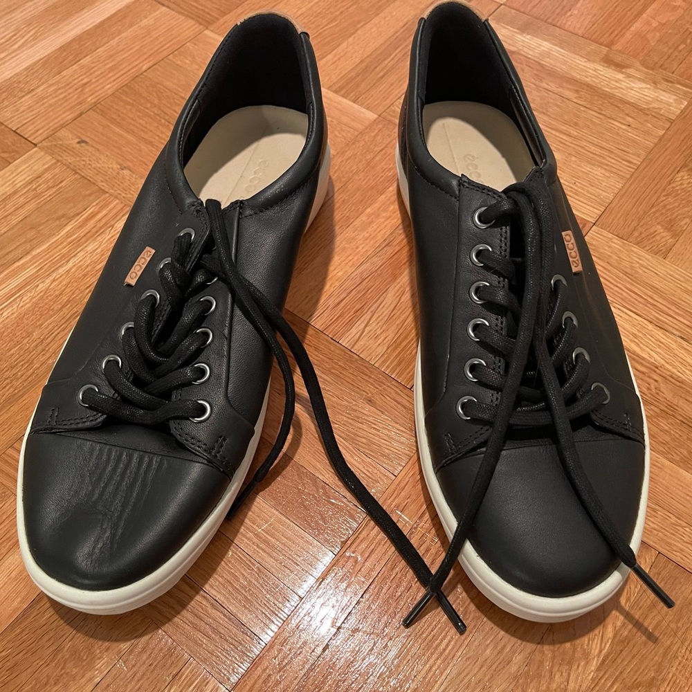 ECCO women’s black leather soft city sneaker. Size 41